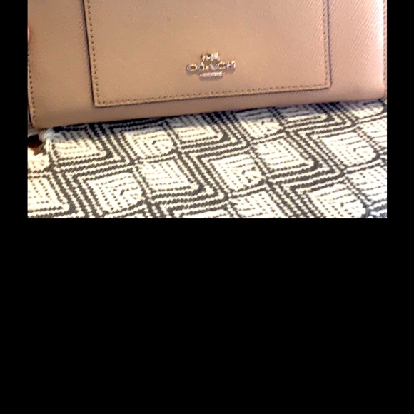 Authentic Coach Tan wallet in good condition open to offers - Picture 2 of 4